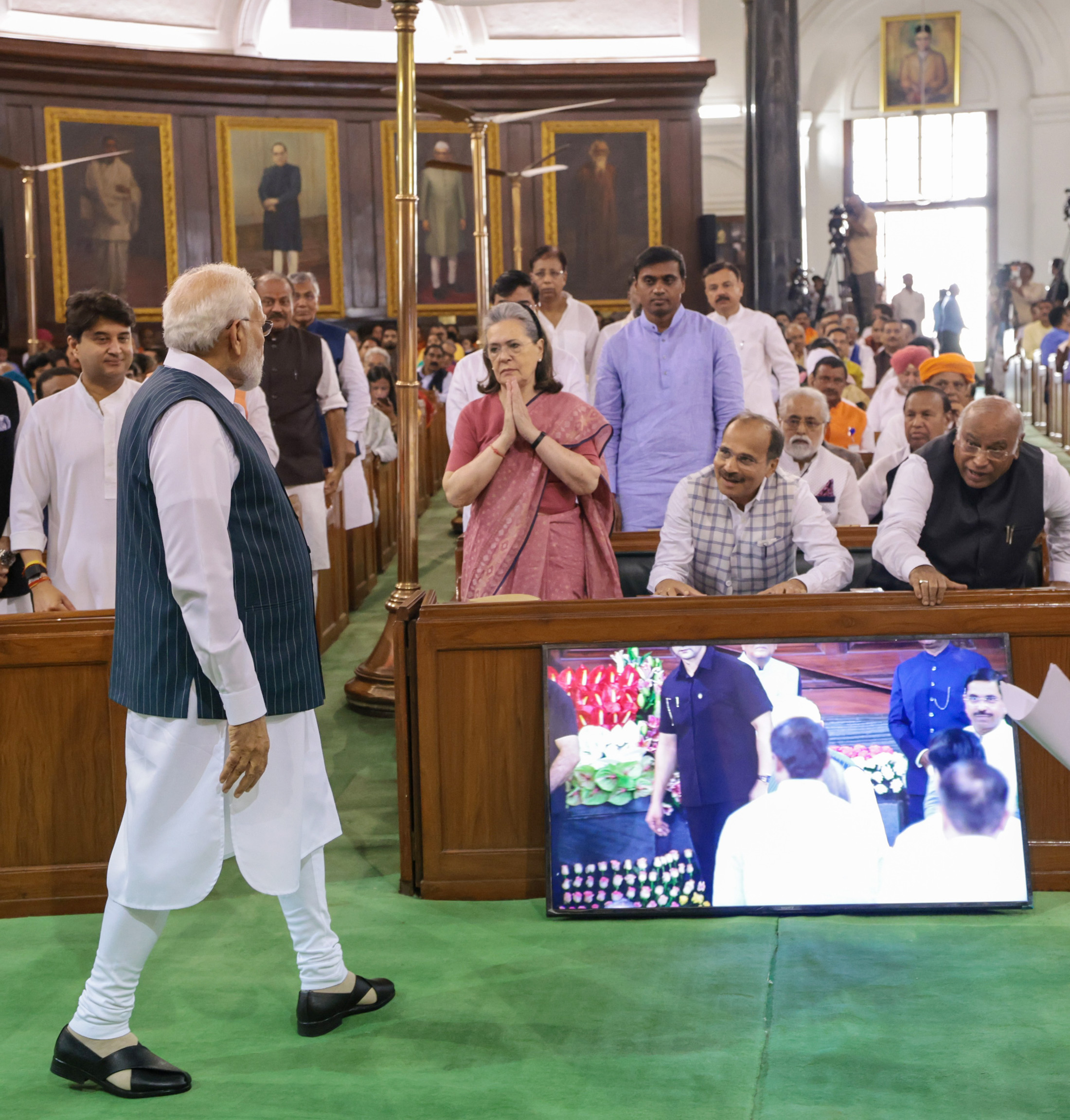 Historic Moment As Lok Sabha Passes 'Nari Shakti Vandan Adhiniyam ...